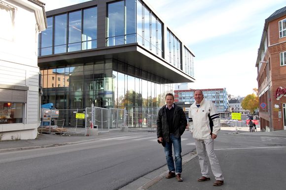 UTFORDRENDE: Thomas Mostue Nilsen, til venstre og Ole Hokstad har jobbet tre år med det nye kulturhuset på Hamar. Her står de ved den ene kortsiden foran utkragningen som bød dem på utfordringer å løse tilfredsstillende.