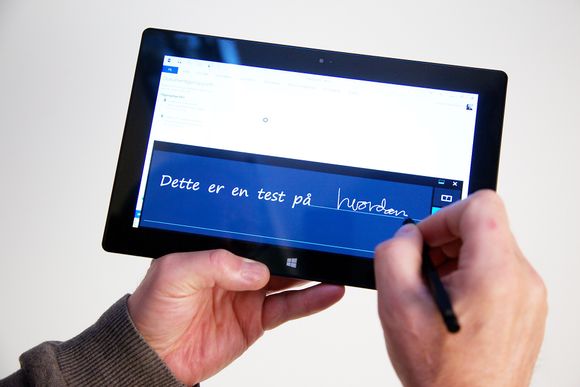 Nesten synsk: Surface Pro 2 kommer med penn som kan manøvrere og skrive på skjermen. At den kunne tolke våre kråketær så bra var overraskende.
