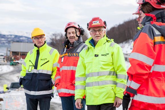 Arbeidslaget: Steinar Johansen (NCC), Guttorm Ræder (Statens vegvesen), Alfon Karlsen (prosjektleder i NCC) og Dagrunn Kaasen (delprosjektleder Statens vegvesen) på Karistranda i Narvik.