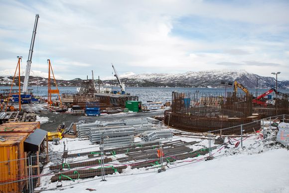 Full aktivitet: Det skjer mye på byggeplassen ved Hålogalandsbrua i Narvik.