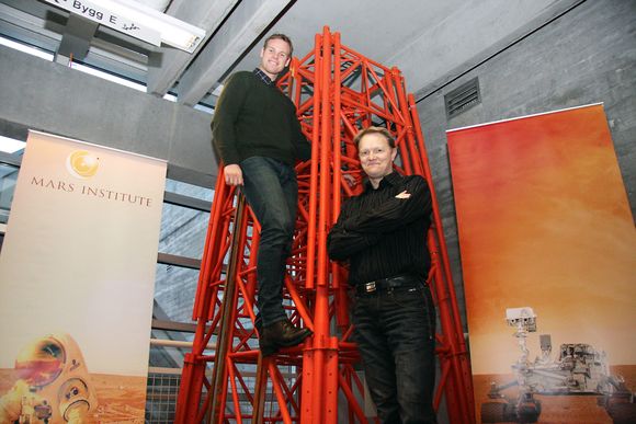 Opp og frem: Christopher Hoftun (t.v.) og Brage Johansen, henholdsvis daglig leder og styremedlem­ i Mars Institute Stavanger.   foto: Maiken Ree