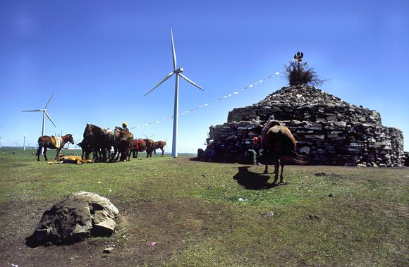 Åpne landskap: Et problem med vindkraftutbyggingen har vært at kraftnettet har manglet kapasitet. Noen av vindparkene ligger i helt avsidesliggende strøk. Bildet er fra vindparken Huitengxile i Indre Mongolia. Foto: Scanpix