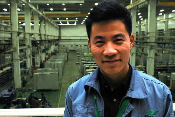 Fanget av en stormvind: Goldwind har bygd to nye fabrikker i Beijing på under tre år. Shu Yun Suang (27) er en av 4000 nyansatte.