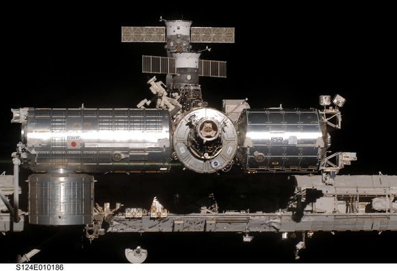 Den internasjonale romstasjonen består av mange forskjellige moduler. På dette bildet fra 2008 kan du blant annet se Kibo-laboratoriet (til venstre) og Columbus-laboratoriet (til høyre). Øverst på bildet kan du se to russiske romfartøyer som er koblet til stasjonen. Foto: NASA