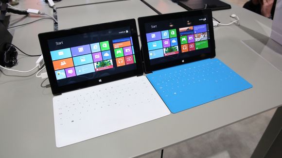Surface Pro til venstre, Surface RT til høyre.