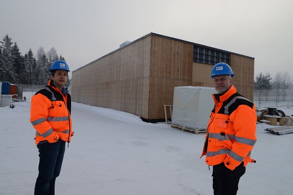 OSL områdeleder VVS, Per Bjørnar Børresen og OSL prosjektleder VVS, Halvard Felde, utenfor den nye varmegjenvinningsstasjonen på Gardermoen.