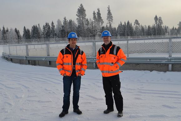 OSL områdeleder VVS, Per Bjørnar Børresen og OSL prosjektleder VVS, Halvard Felde, foran snølageret som skal kunne romme 30,000 m3 snø.