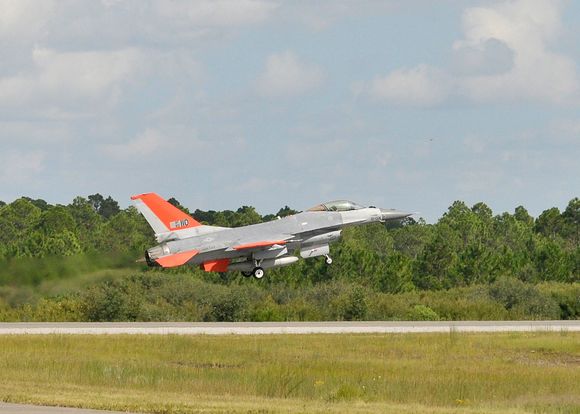 Her tar det ubemannede F-16-flyet av fra flystasjonen Tyndall.