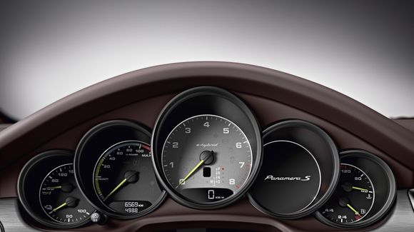 Panamera S e-hybrid har en egen klokke for elektrisk effekt.