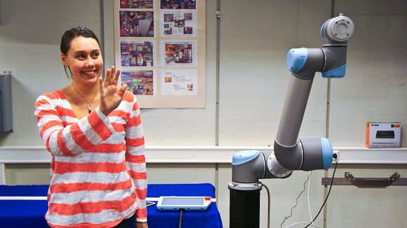 Oppgaven til Signe Moe har vært å finne ut hvordan menneskelige bevegelser kan gjenspeiles i roboten. Dette har hun løst gjennom et system der hun guider roboten ved hjelp av et Kinect-kamera som benyttes i spillteknologi.
