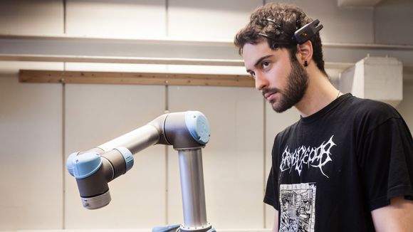 NTNU-student Angel Garcia har laget en robot som kan styres av hjernesignaler.
