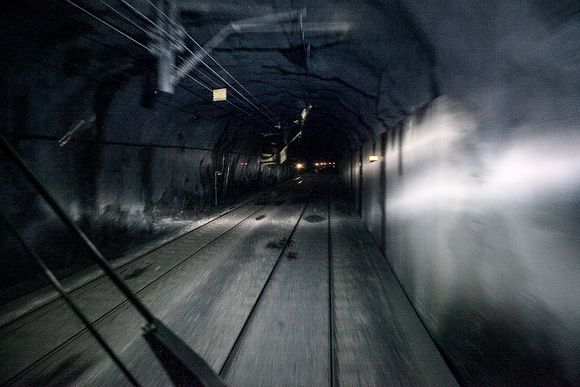 Det er trangt om plassen inne i Lieråsen tunnel når to tog møtes.