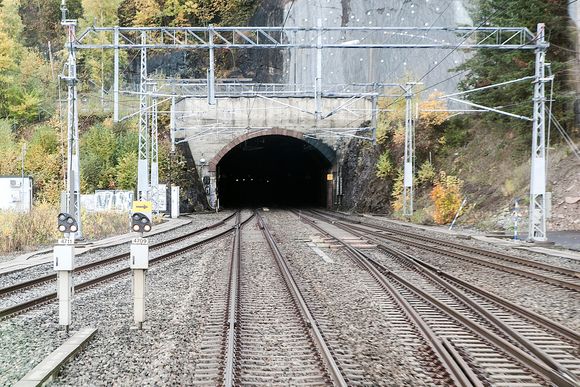 Lieråsen tunnel er landets nest lengste tunnel, på 10.723 meter.