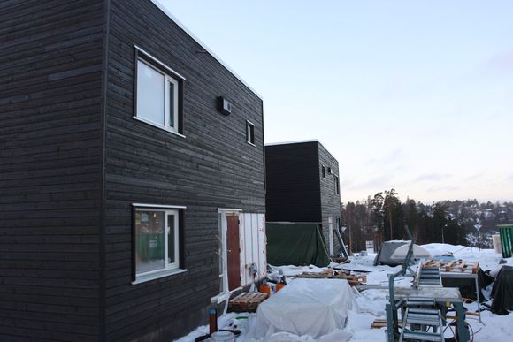 OBOS tok en sjanse og førte opp 16 eneboliger med passivhusstandard på Mortensrud i Oslo. 15 av dem har varmepumper. Nå forbereder OBOS et nytt prosjekt, der solfangere skal benyttes på 34 rekkehusleiligheter som skal stå ferdig i 2014.