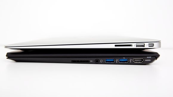 Vaio Pro 13 sammen med Macbook Air. De er omtrent like tykke som Macbookens tykkeste del, men Apple-maskinen er til gjengjeld mye tynnere mot fronten.