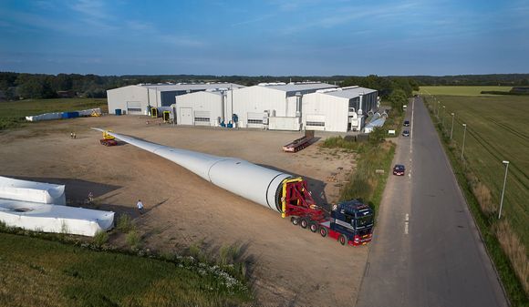 Vinger til verdens største vindturbin blir transportert i spesialombygde lastebiler. Foto:SSP Technology