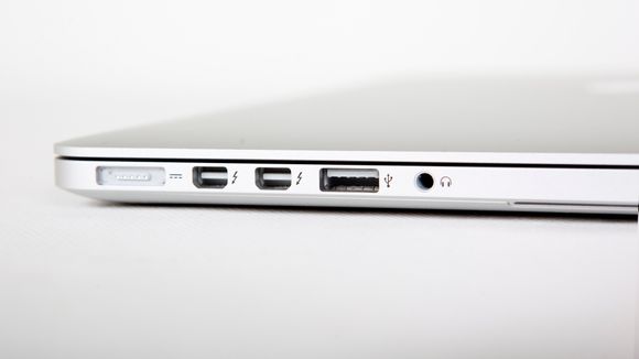 Retina-Macbook har ikke optisk drev og kun to USB-porter, men til gjengjeld to Thunderbolt-porter.