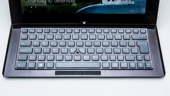 Tastaturet er vår største innvending mot VAIO-maskinen. Legg for øvrig merke til pekeknotten midt på.