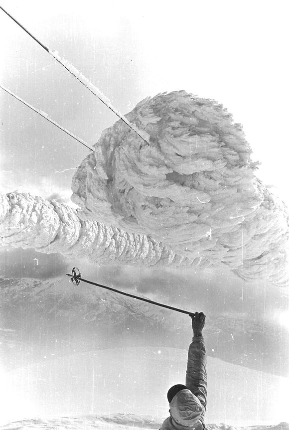TUNG LAST: Ledningen, som normalt hadde en omkrets på 1 cm, hadde vokst til en issylinder på 1,5 meter. I bunnen sees skistaven til meteorolog Håkon Råstad. FOTO: Olav Wist