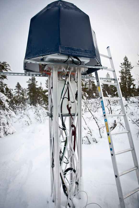 AVANSERT: Fysiker Yngve Ydersbond inspiserer lidaren som sender målinger til Kjeller via mobilt bredbånd. Høyteknologien har kun vært på markedet i fire år og er blant de ypperste innen vindmåling.