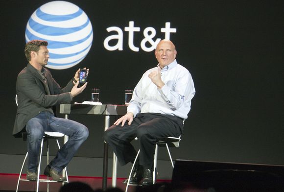 ENGASJERT: Steve Ballmer (t.h.) snakker om Windowsmobiler med Ryan Seacrest. FOTO: Odd Richard Valmot