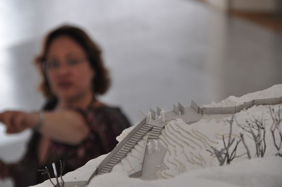 TURISTATTRAKSJON: Prosjektleder Nina Frang Høyum viser frem en modell av planene for området rundt Vøringsfossen.