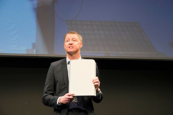 PICOCELLE: Ericssons adm. direktør, Hans Vestberg viste frem en av selskapets nye stoltheter, en picocelle. Med denne kan operatørene øke dekningen i mindre områder med 3G, 4G og WiFi.