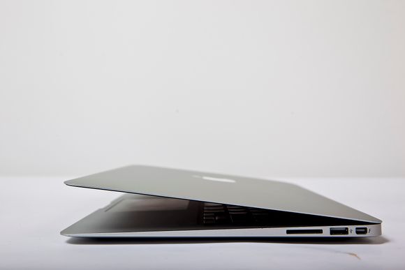 SMAL: Macbook Air er bare 3 millimeter tykk på det tynneste.