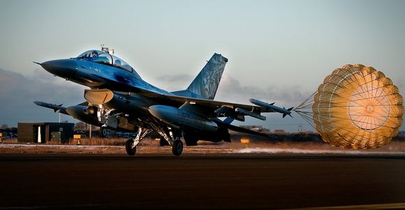 F-16B lander med bremseskjerm. <i>Bilde:  Håkon Jacobsen</i>