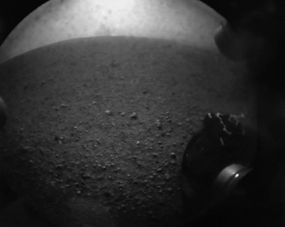 Det første bildet Curiosity sendte fra Mars.