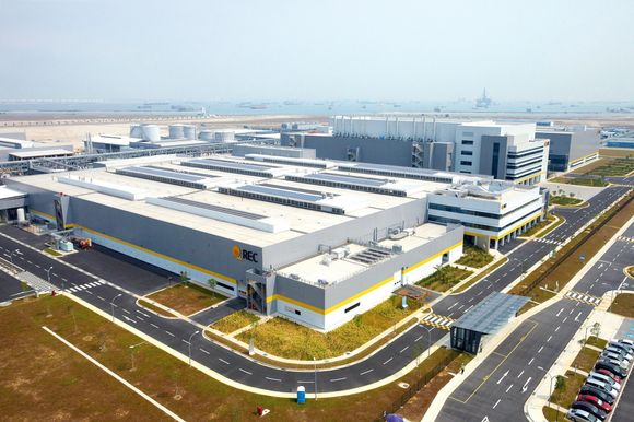 KOMPLETT: Anlegget til Rec i Singapore består av tre produksjonsenheter; waferproduksjon, celleproduksjon og panelproduksjon. Totalproduksjon er 800 MW årlig. Det er satt av plass til å fordoble anlegget. Det er nå uaktuelt. FOTO: Tore Stensvold