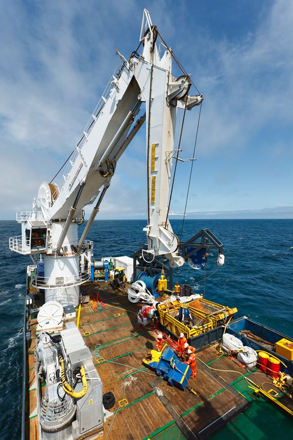 Tungløft: Store, bølgekompenserte kraner eksporteres fra Norge, Her er Seabed Worker utstyrt med en National Oilwell Varco 100-tonns kran.