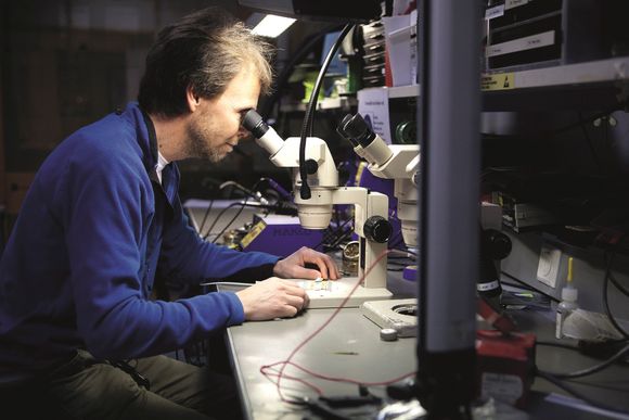 I LABEN: Mye av utviklingen har skjedd i laboratoriet i Horten. Her ser vi Bjørnar Sten-Nilsen i arbeid.