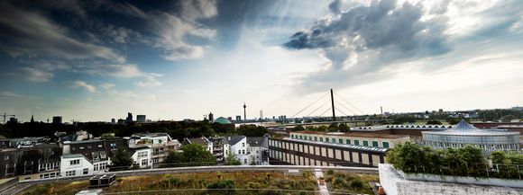 Bra utsikt: Det er ingen ting å utsette på utsikten fra Jørgen Kildahls kontor over Rhinen og Düsseldorf.