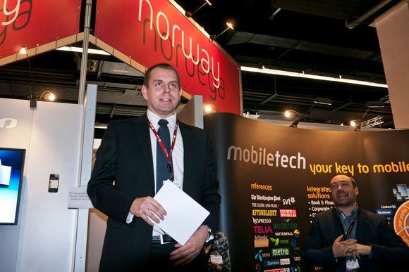 PÅ PLASS: Statssekretær i Næringsdepartementet, Halvard Ingebrigtsen, besøkte den den norske fellesstanden på Mobile World Congress i Barcelona.