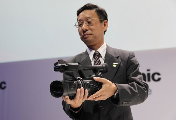 Mer 3D Panasonics Takuya Sugita viser frem selskapets nye 3D-vidunder.