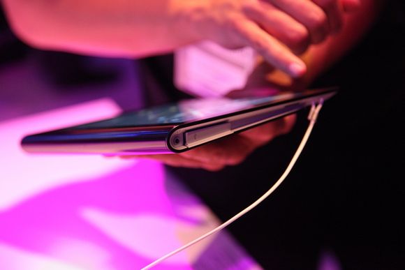 Sony Tablet S er ikke like tynn som konkurrentene, men har også et annet design.