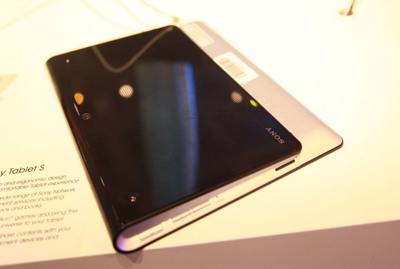 AVIS: Sonys Tablet S har form som en sammenbrettet avis. Det skal gi en vinkel som gjør det både lett å se og skrive på.