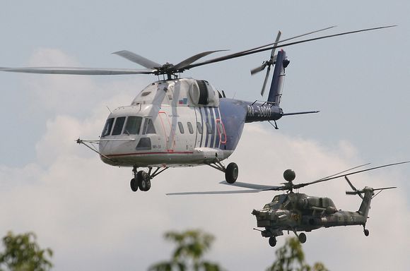 RUSSISK INTERESSE: Russian Helicopters kan vurdere å tilby sitt nye transporthelikopter Mi-38 som SAR-maskin i Norge. Bakerst: angrepshelikopteret Mi-28