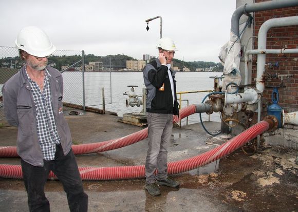 RØRETE: Roar Eriksen (t.v) og Erik Røyeng fra Oleon på kaia der Mar Cristina lå. Gjennom de røde slangene skulle prosessvannet pumpes fra Oleons tanker.