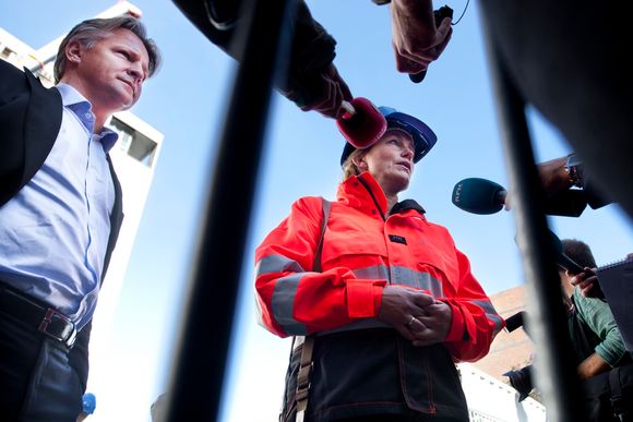 Kommisjonsleder Alexandra Bech Gjørv intervjues foran regjeringsbygget. FOTO: Håkon Jacobsen