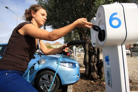 Maya Boutroue Vedeld i Motor Gruppen setter en Renault Fluence ZE til lading på en offentlig ladestasjon like utenfor Lisboa.