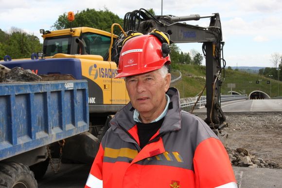 VENTER PÅ RESULTATENE: Byggeleder for gravingen på E16 ved Isi i Bærum, Arild Andenæs, sier at det ennå vil ta noe tid før analysene fra laboratoriet til Statens vegvesen er klare.