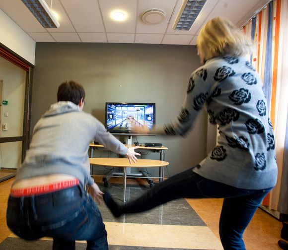 SPRETTEN: Rallyball-delen av Kinect Adventures burde vært en fysioterapeuts drøm for ethvert kontormiljø. (FOTO: Jørgen Skjelsbæk)