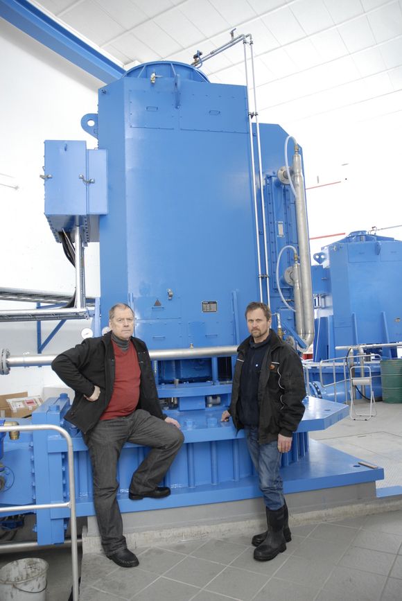 Ingen enkel løsning PLOMBERT NED: De to generatorene til Egil Berge (t.v.) og Jan Trygve Veiberg er plombert ned fra 8000 kVA til 5499 kVA på grunn av reglene for grunnrenteskatt.