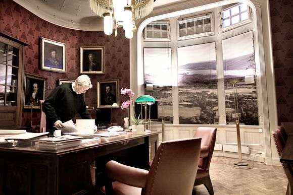 - Han kan trives hvor som helst i verden, bare det er utsikt til Mjøsa, sier politisk rådgiver Randi Ness om finansministeren. FOTO: Håkon Jacobsen.