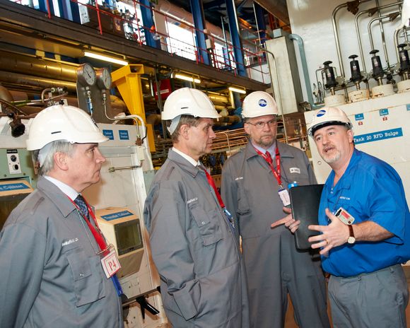 PÅ BESØK: Miljøvernminister Erik Solheim ønsker fortgang i å fjerne det høyaktive avfallet på Sellafield. I vår besøkte han anlegget. Fra venstre mot høyre: Stephen Henwood styreleder i NDA, Erik Solheim, Stuart Macvean, Sellafield Ltd Executive Director Spent Fuel Management,John Dougan, Head of Manufacturing.