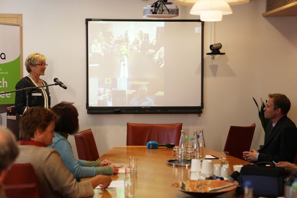 Kommunal- og regionalminister Liv Signe Navarsete t.v og daglig leder i Seevia Jørn Mikaelsen (t.h). I midten VideoNors kontor på videokonferanse fra Måløy.
