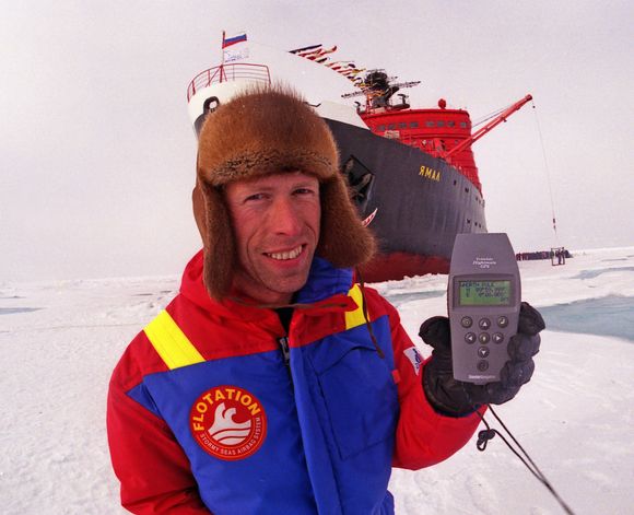 NULL: Norvald Kjerstad på Nordpolen. Atomisbryteren Yamal i bakgrunnen. Kjerstad seilte med denne som mannskap i sommersesongen 1994.