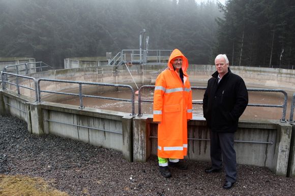 INVESTERER: Renovasjonsselskapet Ivar investerer 150 millioner kroner i biogassanlegg på Jæren. - Vi har behov for å ta hånd om egen avfallsmengde, samtidig som dette er framtidsrettet satsing på miljøvennlig energi, sier administrerende direktør i Ivar, Kjell Øyvind Pedersen (t.h.), her sammen med operatør Johan Varhaug ved Ivars renseanlegg på Grødaland på Jæren, der også biogassanlegget skal bygges.